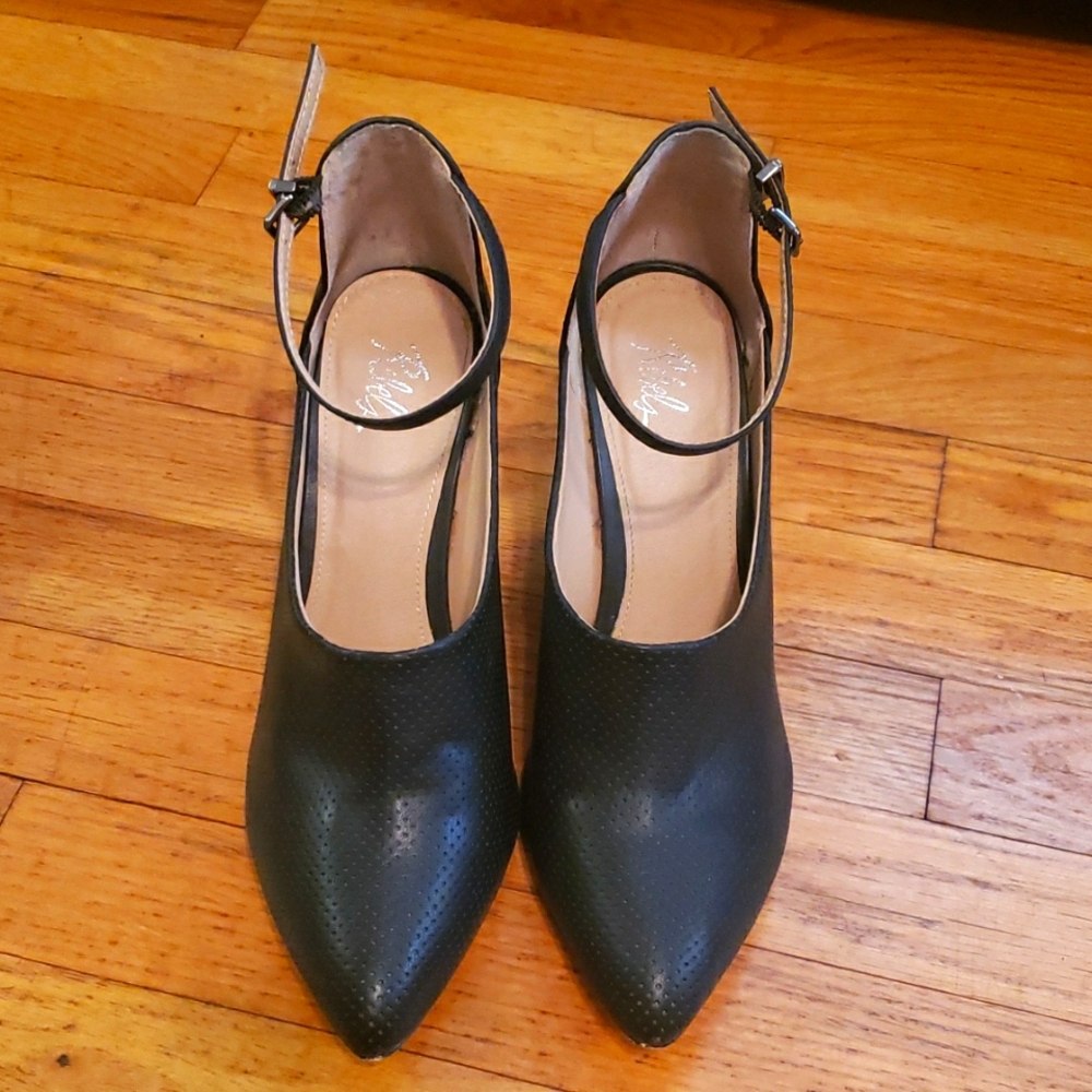 Rebels wedges size 8 black